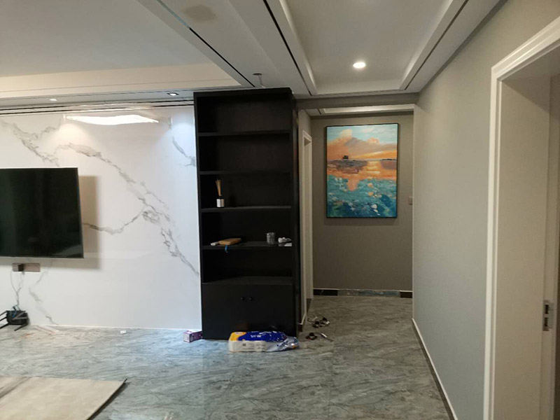 全屋裝修設計效果：裝修，大致是按照下面這21步完成的：1.前期設計 -- 2.主體拆改 -- 3.水電改造 -- 4.木工 -- 5.貼磚 -- 6.刷墻面漆 -- 7.熱水器安裝 -- 8.廚衛吊頂 -- 9.櫥柜安裝-- 10.煙機灶安裝 -- 11.木門安裝 -- 12.地板安裝 -- 13.鋪貼壁紙 -- 14. 開關插座安裝 -- 15.燈具安裝 -- 16.五金潔具安裝 -- 17.窗簾桿安裝 -- 18.拓荒保潔 -- 19.家具進場 -- 20.家電安裝 -- 21.家居配飾