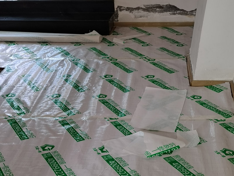 墻面翻新成品保護：家具搬放到房屋中央，對集中放置的家具進行整體保護，防止因墻面翻新而造成不必要的損壞；地板需要用專業的保護膜進行保護；對于不能移動的家具和家電，如空調等進行成品保護；尤其需要注意有插座、開關面板的位置，防止灰塵進入。 處理墻面出現的開裂、起翹等問題，若不做任何處理直接開始涂刷，使用專業的打磨機對墻面進行打磨處理，與一般打磨機不同的是，墻面打磨是無塵打磨，在打磨的過程中不會出現灰塵漫天的情況。
