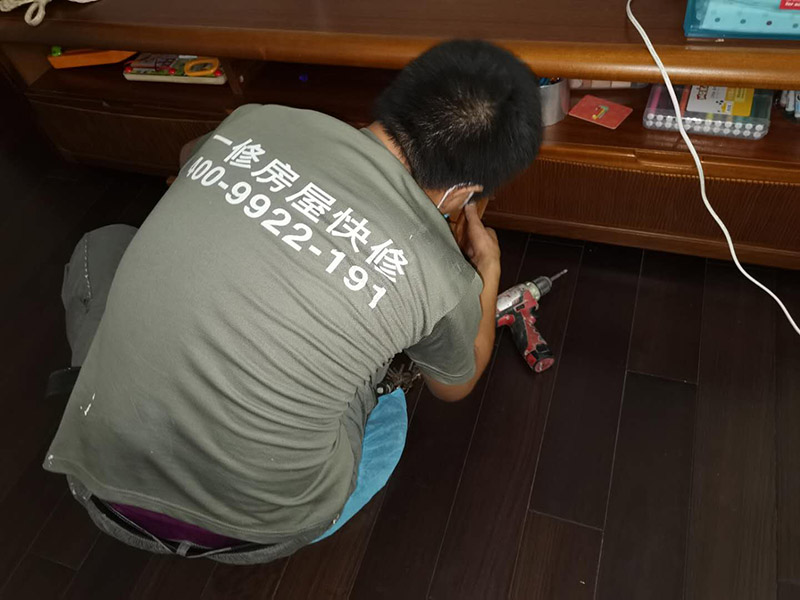 家具維修施工：將502膠水倒與家具損壞的位置，趕快用砂紙快速打磨，以防膠水風干，在家具表面形成疙瘩。首先確定損壞的家具是什么顏色，然后選擇相近的顏色，配合稀釋劑在舊報紙上研磨均勻，然后在損壞家具的表面進行上色，需要一層層覆蓋，切記把已經上好的顏色再次的蹭掉。然后拋光是為了增加亮度保護漆面，用綠色三谷公司調配的稀釋劑是越擦越亮的