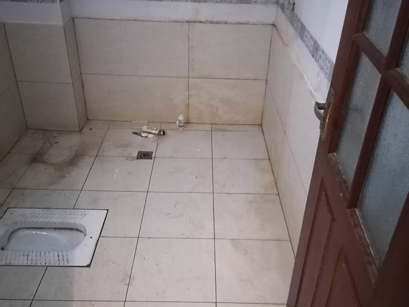 衛(wèi)生間裝修:首先要做得就是衛(wèi)生間的水電改造，在設(shè)計(jì)的時(shí)候，建議結(jié)合水路、電路的安全考慮，而且在設(shè)計(jì)的時(shí)候主要與實(shí)用性為主，把防水和電路做好，不然后期出現(xiàn)問題就比較麻煩了，防止安全隱患的發(fā)生。基礎(chǔ)工程完了以后，就開始做表面主體工程的裝修了，主要包括墻面、地面和頂面的裝修，就是鋪墻磚、貼地磚和做吊頂這些的施工。在施工的時(shí)候按照嚴(yán)格的標(biāo)準(zhǔn)來做，才達(dá)得到預(yù)期的效果。硬裝部分施工完成之后，就可以完善配套的設(shè)施了，這個(gè)步驟也是關(guān)乎到一個(gè)衛(wèi)生間的品質(zhì)問題。其配套設(shè)備包括了潔具衛(wèi)浴用品，有馬桶、淋浴五金、浴霸、浴室柜等等設(shè)備，都需要全面配套到位才好。