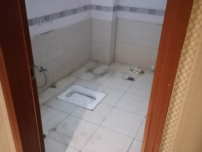 衛(wèi)生間裝修:首先要做得就是衛(wèi)生間的水電改造，在設(shè)計(jì)的時(shí)候，建議結(jié)合水路、電路的安全考慮，而且在設(shè)計(jì)的時(shí)候主要與實(shí)用性為主，把防水和電路做好，不然后期出現(xiàn)問題就比較麻煩了，防止安全隱患的發(fā)生。基礎(chǔ)工程完了以后，就開始做表面主體工程的裝修了，主要包括墻面、地面和頂面的裝修，就是鋪墻磚、貼地磚和做吊頂這些的施工。在施工的時(shí)候按照嚴(yán)格的標(biāo)準(zhǔn)來做，才達(dá)得到預(yù)期的效果。硬裝部分施工完成之后，就可以完善配套的設(shè)施了，這個(gè)步驟也是關(guān)乎到一個(gè)衛(wèi)生間的品質(zhì)問題。其配套設(shè)備包括了潔具衛(wèi)浴用品，有馬桶、淋浴五金、浴霸、浴室柜等等設(shè)備，都需要全面配套到位才好。