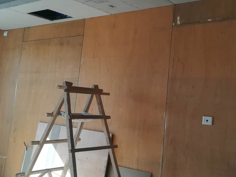 電視背景墻隔斷安裝:隔斷是劃分空間的貼心能手，而電視墻又是家中必備，電視墻與隔斷，它們并不是不相往來的獨(dú)立者，大可以合二為一，而這樣一個精心策劃的結(jié)合，帶來的是意想不到的滿意結(jié)果，電視墻隔斷設(shè)計(jì)解決了各種各樣的空間難題。將電視墻隔斷設(shè)計(jì)作為家中一個空間劃分的助手是近幾年的一個熱潮，電視墻隔斷既不會造成空間的堵塞也起到了一個過渡的作用，既美觀也達(dá)到了目的。