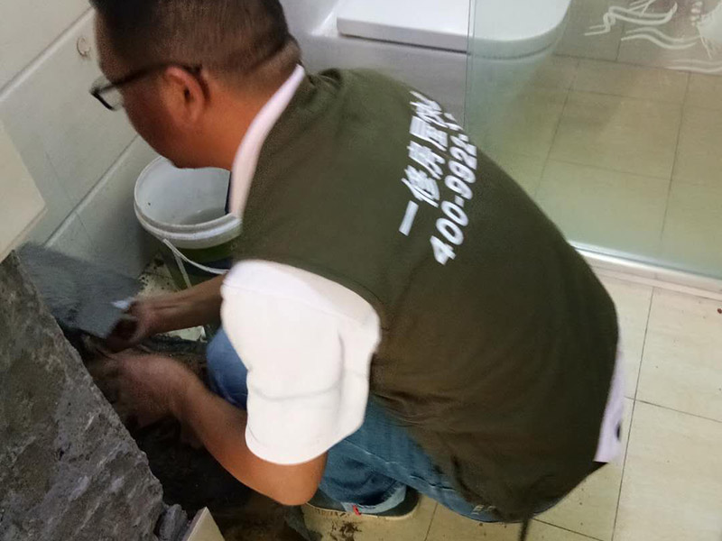 衛(wèi)生間瓷磚修補：1、把瓷磚脫落地方的舊水泥清干凈。 2、把瓷磚泡幾分鐘，再拿水泥浸到和豆油一樣的程度。 3、把瓷磚拿出來把表面上的水晾干，然后把水泥均勻涂在瓷磚上 （厚度和原來的水泥漿差不多就行） 4 、用木頭敲平就行。 墻面瓷磚一旦脫落，首先要檢查原因。通常情況下，如果脫落的墻磚水泥砂漿層與墻面之間很牢固，那么就將四周松動的墻磚也一同起下來，與原先脫落的磚一起修補。