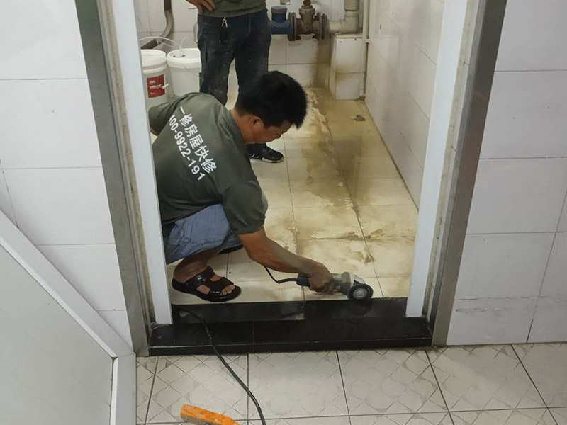 衛生間地磚切割維修： 1、定位移動標尺選定切割尺寸，用單手握住操作手柄，將刀輪位拉向后座，將瓷磚平放在底板上并將瓷磚切割的線與底板橫梁對齊，瓷磚前端要靠住底板的豁口部。 2、劃線放下手柄使刀輪與瓷磚表面接觸，將手柄向前輕推使刀輪在瓷磚表面割機一條連續均勻的直線。 3、下壓將操作手柄抬起稍向后拉，使壓塊平穩落放在瓷磚的前端。用適當的力將操作手柄向下壓，瓷磚將會沿著劃線斷開。