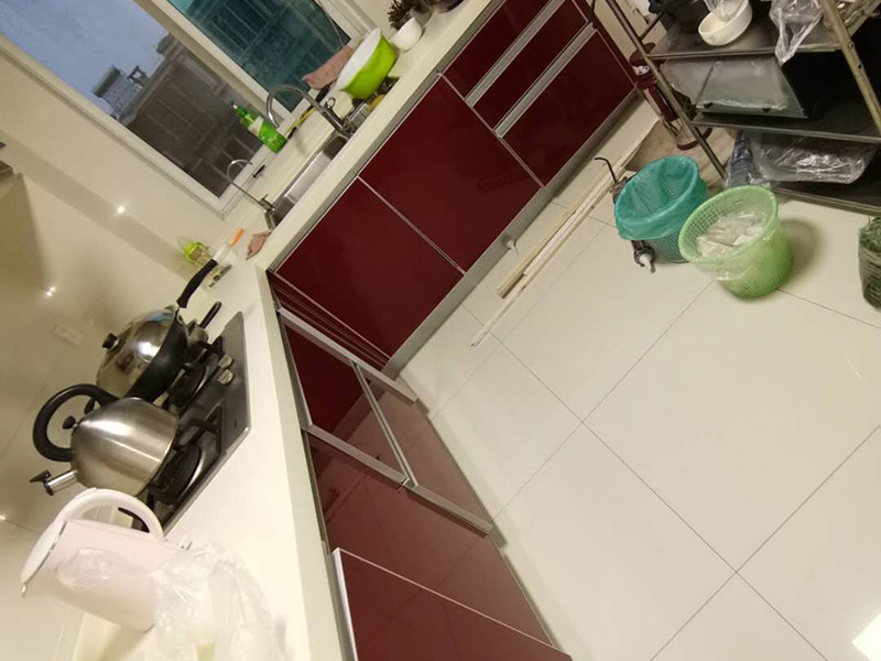 廚房櫥柜門安裝維修：先要固定好頂軌，軌道前飾面與柜櫥表面在同一平面，上下軌平放在預留位置;然后把兩扇門裝入軌道內(nèi)，使用水平尺或直尺測量門體垂直度，調(diào)整上下軌位置并固定好;再次檢查門體是不是與兩側(cè)平行，我們可以通過調(diào)節(jié)底輪來調(diào)節(jié)門體，達到邊框與兩側(cè)水平;最后將防跳裝置固定好。