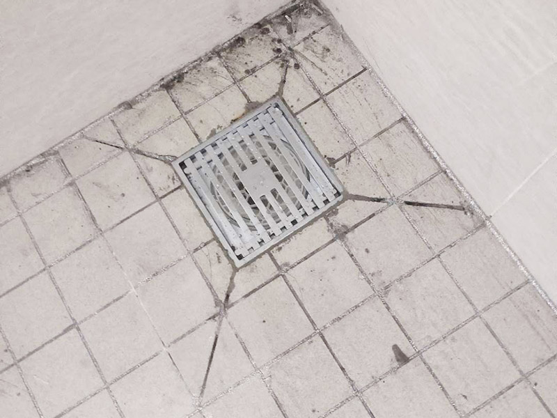 地漏更換安裝：拿起子和鉗子，把原來的地漏完全取出來，并清除周邊的水泥，清理沙粒、水泥等雜物。清除干凈后，用紙巾把水吸干凈，用抹布清理管道口，清理完成后取出抹布，放入地漏檢查地漏高低是否合適。清理干凈后，取適量的防滲水材料并和拌均勻，這里最好用防漏水的水泥，否則水有可能會滲入下一層。然后把和拌均勻的防漏水的水泥涂抹到凹槽及新地漏的周邊，等2分鐘，把地漏放入凹槽，注意平整，最后第1-2毫米。把蘸過水的過濾軸放入地漏底座，并適當的旋轉使過濾軸周邊的硅膠與底座充分結合，并放上過濾網，并打掃地漏周邊。更換完成。