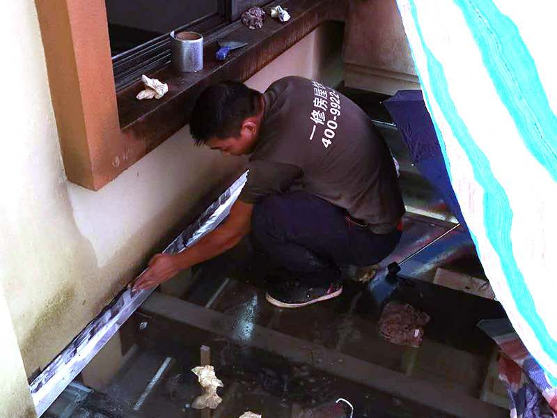 墻角局部防水施工：基面處理是基礎(chǔ)，基面處理是防水施工的關(guān)鍵，施工前須清理基面，以確保其堅固、平整、干凈，無灰塵、油膩、蠟、脫模劑等以及其它碎屑物質(zhì)，如有孔隙、裂縫等缺陷的，須預(yù)先用水泥砂漿修補(bǔ)抹平，陰陽角處應(yīng)抹成圓弧形。涂刷方法要注意，涂刷時力度均勻，注意不要漏刷;前后兩遍涂刷時保持垂直相交的角度，以充分覆蓋到位;單次涂刷不宜過厚，特別是管口和轉(zhuǎn)角處，不能超過1mm，防止干固后產(chǎn)生裂縫。