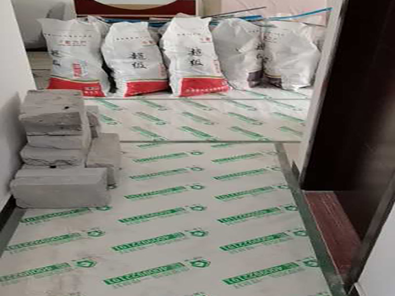 地面成品保護(hù)：滿鋪成品瓦楞紙板，再用干凈彩條布滿鋪在普通石膏板上，在彩條布交接處及轉(zhuǎn)角處用膠帶固定，也可選用木芯板或三夾板。材料選用視上人、車情況而定。 所有成品飾面板在安裝好后必須用PE保護(hù)膜覆蓋包起來，所有成品飾面板的陽角位必須用硬質(zhì)紙護(hù)角或泡沫棉進(jìn)行保護(hù)性包裝，防止交被其他施工人員碰撞。 1、入戶門扇用公司統(tǒng)一的門貼進(jìn)行全面包裹保護(hù)，用透明膠帶將保護(hù)膜粘貼牢固平整。 2、用標(biāo)準(zhǔn)保護(hù)膜將門框三面保護(hù)完整并固定牢固。 3、工程完工后拆除保護(hù)膜時(shí)如果有粘貼時(shí)的膠痕，應(yīng)用酒精或?qū)Ｓ玫那逦蹌┣宄z。