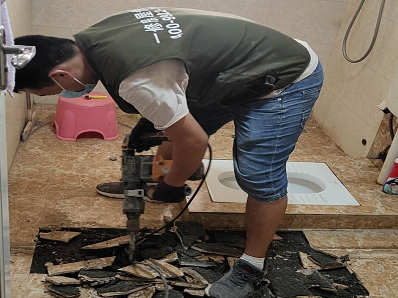 衛(wèi)生間地磚拆除：首先，拆除瓷磚時(shí)要用電，而電是從客廳臨時(shí)拉的，為了避免在施工過(guò)程中發(fā)生觸電的現(xiàn)象，將電拉進(jìn)衛(wèi)生間內(nèi)。其次，舊房改造拆除瓷磚時(shí)可以用沖擊電鉆，這種工具方便快捷，可自由更換。但在使用前應(yīng)檢查其是否靈活，可以通過(guò)空轉(zhuǎn)一分鐘的方法進(jìn)行檢驗(yàn)。用完之后及時(shí)進(jìn)行清理。用具的拆除，可以提前將其拆除，也可以在拆磚的過(guò)程中同時(shí)進(jìn)行。但并不是所有的用具都可以提前拆除，馬桶必須在瓷磚拆除之后才可以拆掉，要不然掉落的瓷磚會(huì)砸壞馬桶。用具拆除后，應(yīng)將露出的電線接口用絕緣的東西綁住。