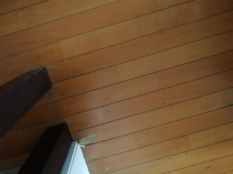 地板局部維修翻新：起下需替換的地板。用一字螺絲刀即將替換的地板短邊處鑿出一個1厘米長的縫隙,再用曲線鋸將需替換的地板表面鋸成十字形的鋸縫;然后將分紅四小片的地板取出。 整理膠水。用鋼鋸條整理原接口殘留的膠水,并確保整理好的榫槽便于裝置,假如整理不完全,接縫會不平或不嚴。能夠用有新榫頭小片地板在接口上來回滑動,找出殘留膠跡并鏟除,使修正后的地板漂亮。