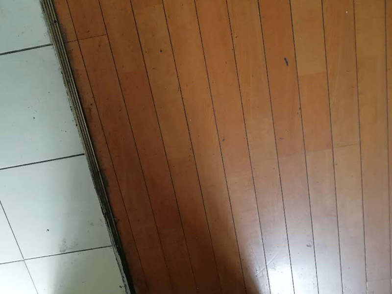 地板局部維修翻新：起下需替換的地板。用一字螺絲刀即將替換的地板短邊處鑿出一個1厘米長的縫隙,再用曲線鋸將需替換的地板表面鋸成十字形的鋸縫;然后將分紅四小片的地板取出。 整理膠水。用鋼鋸條整理原接口殘留的膠水,并確保整理好的榫槽便于裝置,假如整理不完全,接縫會不平或不嚴。能夠用有新榫頭小片地板在接口上來回滑動,找出殘留膠跡并鏟除,使修正后的地板漂亮。