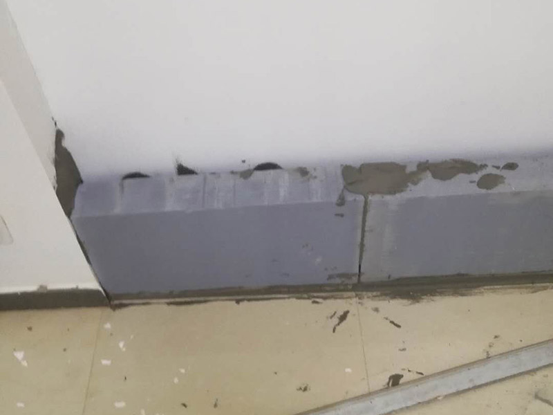 砌磚封門洞維修：裝修中封門洞就是在門上方有一個(gè)長(zhǎng)方形的窗口，把那個(gè)封起來(lái)就是封門洞　　 老式房屋的門上方都帶氣窗，門洞總高度都在2.4-2.5m，而現(xiàn)在裝修門洞高度只留到2.1m左右，還有近40cm的高度的空洞需要封堵，這就叫門洞封堵。　　 裝修封門洞的方法一般都用石膏板，但能代替石膏板的材料也有很多。還有用紅磚砌