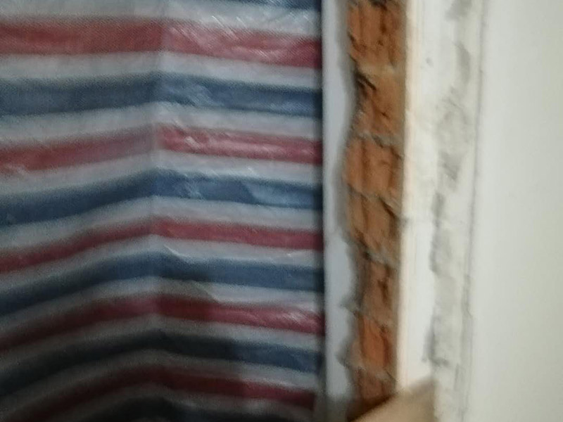 砌磚封門洞維修：裝修中封門洞就是在門上方有一個(gè)長(zhǎng)方形的窗口，把那個(gè)封起來(lái)就是封門洞　　 老式房屋的門上方都帶氣窗，門洞總高度都在2.4-2.5m，而現(xiàn)在裝修門洞高度只留到2.1m左右，還有近40cm的高度的空洞需要封堵，這就叫門洞封堵。　　 裝修封門洞的方法一般都用石膏板，但能代替石膏板的材料也有很多。還有用紅磚砌