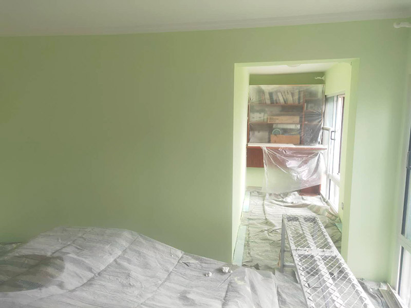 墻面刷乳膠漆：一般進行墻面處理之前木工家具和瓷磚鋪貼應該都已經完成，如果是二手房翻新可能成品會更多。為了防止處理墻面的過程中成品被墻皮、粉塵、涂料污染，應認真對房間內已有成品進行保護。封固包含兩個方面，一個是裂縫、開槽、孔洞的填補，這個用修補類的石膏產品就可以了；還有一個是墻面基層的固化，這個一般使用固化劑來做，也有一些情況需要用固化能力更強的貼布（牛皮紙）來解決。做好墻面封固之后，如果墻面的平整度超過5mm，為了更方便的找平，建議先使用厚找平材料做厚找平。厚找平材料一般批刮1遍即可，盡量不要太厚，以能找平為準。為了在刷漆時獲得更好的表現效果，精找平材料批刮之后一般都要用細砂紙整體打磨一遍，使墻面更加平整、光滑。如果不打算刷漆了，那就不需要進行打磨了。