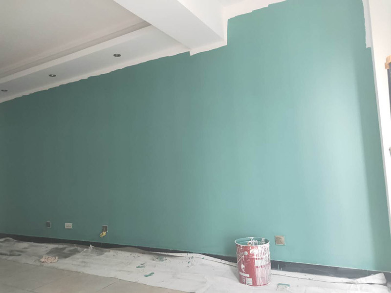 墻面乳膠漆翻新：1、使用吸塵器進行除塵工序，利用吸塵器的毛刷充分摩擦被清潔表面，去除灰塵。 2、對于局部污染或是有油漬的地方，需要使用聚氨酯稀釋劑來清洗。 3、局部有霉藻的部位，需要使用防霉溶液清洗，晾干或噴濕后鏟除。 4、對于已經剝落或是破損的地方，先將破損部位松動的部分打磨掉，清理干凈，再使用柔性膩子進行修補。待表面修補平整后，再涂裝底漆。 5、先將破損、松動的部分清理干凈，使用柔性膩子進行修補，表面修補平整后涂裝805膠水。 6、在涂刷膠水的基層上滿刮膩子膏。 7、涂刷底漆，要均勻涂刷一遍，要求無露底、流墜現象。 8、 涂刷面漆， 均勻涂刷兩遍，待靠前遍干燥后涂刷第二遍，要求無露底、流墜。