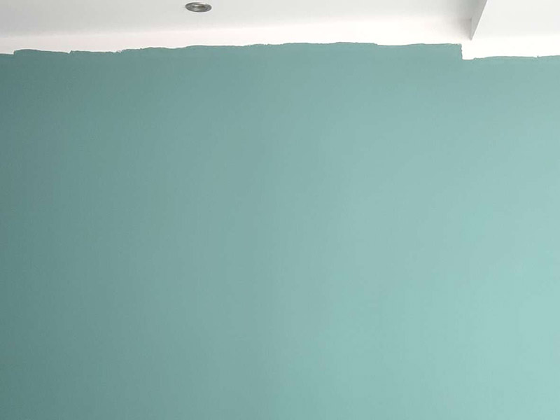 墻面乳膠漆翻新：1、使用吸塵器進行除塵工序，利用吸塵器的毛刷充分摩擦被清潔表面，去除灰塵。 2、對于局部污染或是有油漬的地方，需要使用聚氨酯稀釋劑來清洗。 3、局部有霉藻的部位，需要使用防霉溶液清洗，晾干或噴濕后鏟除。 4、對于已經剝落或是破損的地方，先將破損部位松動的部分打磨掉，清理干凈，再使用柔性膩子進行修補。待表面修補平整后，再涂裝底漆。 5、先將破損、松動的部分清理干凈，使用柔性膩子進行修補，表面修補平整后涂裝805膠水。 6、在涂刷膠水的基層上滿刮膩子膏。 7、涂刷底漆，要均勻涂刷一遍，要求無露底、流墜現象。 8、 涂刷面漆， 均勻涂刷兩遍，待靠前遍干燥后涂刷第二遍，要求無露底、流墜。