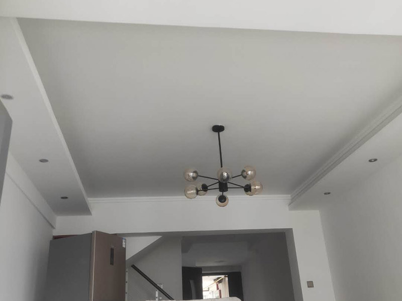 墻面乳膠漆翻新：1、使用吸塵器進行除塵工序，利用吸塵器的毛刷充分摩擦被清潔表面，去除灰塵。 2、對于局部污染或是有油漬的地方，需要使用聚氨酯稀釋劑來清洗。 3、局部有霉藻的部位，需要使用防霉溶液清洗，晾干或噴濕后鏟除。 4、對于已經剝落或是破損的地方，先將破損部位松動的部分打磨掉，清理干凈，再使用柔性膩子進行修補。待表面修補平整后，再涂裝底漆。 5、先將破損、松動的部分清理干凈，使用柔性膩子進行修補，表面修補平整后涂裝805膠水。 6、在涂刷膠水的基層上滿刮膩子膏。 7、涂刷底漆，要均勻涂刷一遍，要求無露底、流墜現象。 8、 涂刷面漆， 均勻涂刷兩遍，待靠前遍干燥后涂刷第二遍，要求無露底、流墜。