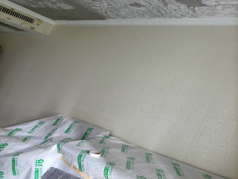 天花板鏟除裝修：所掉天花板周邊的200㎜范圍內必須鑿除，而在鑿除過程中，絕不能采用沖擊鉆等機具或人工大力鑿除。只能是用人力輕輕鑿除，以免影響到周邊。原有樓板底面必須用鋼絲刷擦洗干凈，如果表面太光滑，須用鑿子輕輕鑿毛，再清洗干凈。用水泥油或1:1水泥砂漿在該位置掃毛。三日后，用比原設計要求的強度等級高一級的水泥砂漿批平即可。最后安裝前期一系列準備完成后，就開始補掉落地方的天花板。