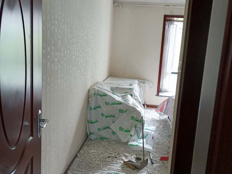 天花板鏟除裝修：所掉天花板周邊的200㎜范圍內必須鑿除，而在鑿除過程中，絕不能采用沖擊鉆等機具或人工大力鑿除。只能是用人力輕輕鑿除，以免影響到周邊。原有樓板底面必須用鋼絲刷擦洗干凈，如果表面太光滑，須用鑿子輕輕鑿毛，再清洗干凈。用水泥油或1:1水泥砂漿在該位置掃毛。三日后，用比原設計要求的強度等級高一級的水泥砂漿批平即可。最后安裝前期一系列準備完成后，就開始補掉落地方的天花板。