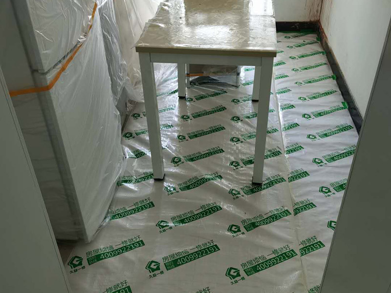 全屋家具成品保護:滿鋪成品瓦楞紙板，再用干凈彩條布滿鋪在普通石膏板上，在彩條布交接處及轉(zhuǎn)角處用膠帶固定，也可選用木芯板或三夾板。材料選用視上人、車情況而定。 用原門框保護膜，或者多層板或密度板，報紙，美紋紙保護。