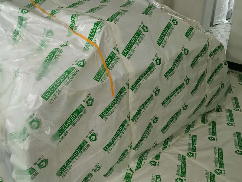 全屋家具成品保護:滿鋪成品瓦楞紙板，再用干凈彩條布滿鋪在普通石膏板上，在彩條布交接處及轉(zhuǎn)角處用膠帶固定，也可選用木芯板或三夾板。材料選用視上人、車情況而定。 用原門框保護膜，或者多層板或密度板，報紙，美紋紙保護。