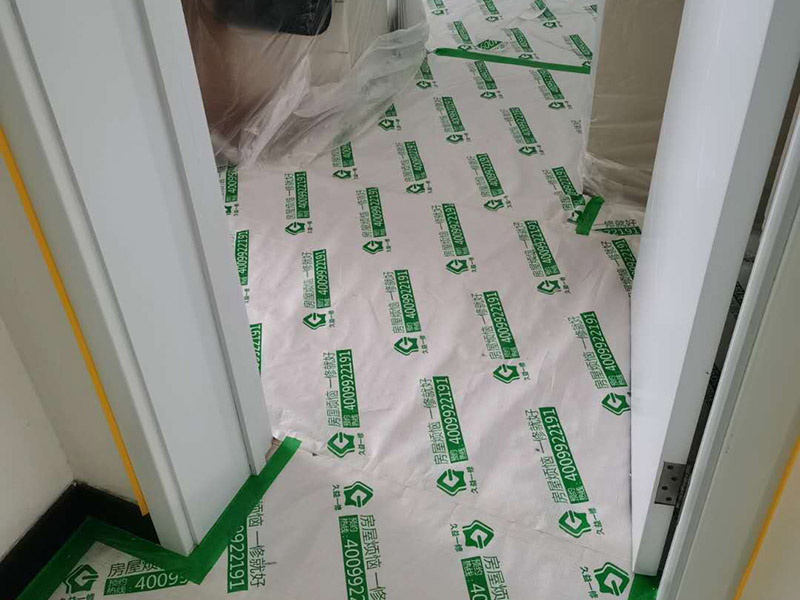全屋家具成品保護:滿鋪成品瓦楞紙板，再用干凈彩條布滿鋪在普通石膏板上，在彩條布交接處及轉(zhuǎn)角處用膠帶固定，也可選用木芯板或三夾板。材料選用視上人、車情況而定。 用原門框保護膜，或者多層板或密度板，報紙，美紋紙保護。