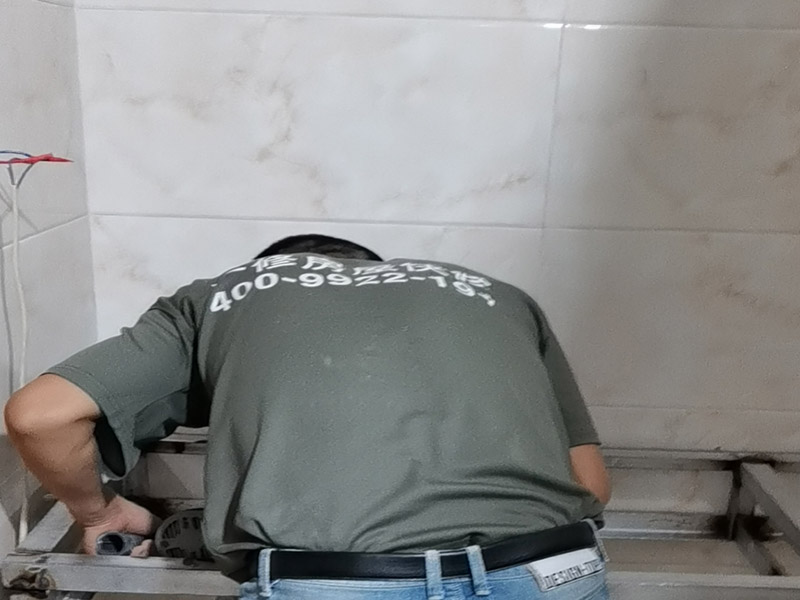 浴室洗手臺裝修：不管是哪種獨立洗手臺，安裝的高度都非常重要，若是水龍頭的水流過強，而你的獨立洗手臺的深度很淺的話，這時候水就會濺到你身上了。所在安裝的時候必須留有足夠的深度，同時底部也要有適當的弧度，給水流一個緩沖的時間。挑好獨立洗手臺后，要安排好排水和水管的位置，看獨立洗手臺與管道連接是否牢固，否則的話管道不通，還有另外接到好幾條管道。