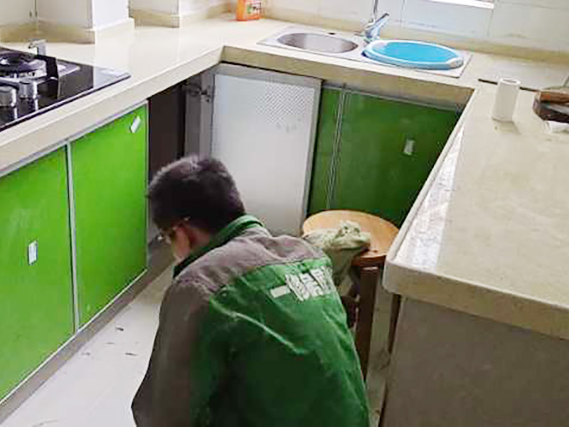 廚房局部改造：首先要固定上軌道。軌道前飾面與柜櫥表面在同一平面，上導軌平放在預留位置。然后，將兩扇門放入導軌，使用水平或垂直尺測量門框的垂直度，調整上下導軌位置并固定。再次檢查門體是否與兩面平行，我們可以調整底輪，調整門體，達到邊框和兩邊的水平；最后將防跳裝置固定好