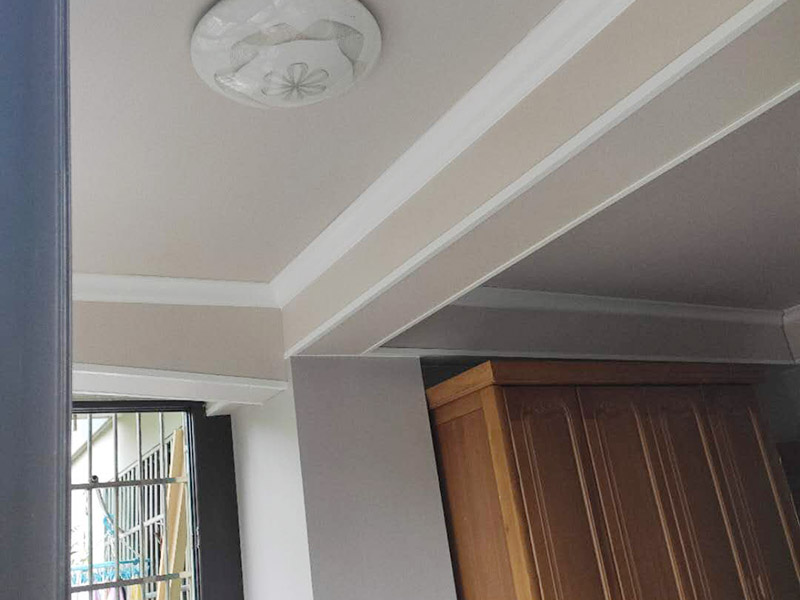 墻面乳膠漆粉刷造型：1、排刷是最省料，但比較費時間，當然慢工細活還是不錯的，墻面效果最后是平的。由于乳膠涂料干燥較快，每個刷涂面應盡量一次完成，否則易產生接痕。手動刷時，必須從一個點開始，按順序開始，不要東油一下，西油一下，這樣容易漏刷或者出來的效果會不均勻，難看。當手刷時，沾的油漆不要過多，剛好不會掉下來為好，否則容易刷墻出現“落淚”的現象。 2、棍刷進行滾的作業，在效果各方面都是比較普通的，浪費乳膠漆程度比較厲害，也不是效果最好，但是相對而言，這是性價比較高的施工方式。輥涂時，為避免輥子痕跡，搭接寬度為毛輥長度的1/4，一般輥涂兩遍，夏季其間隔應2小時以上，冬季可能需要多點時間。 3、噴槍的效果會比較好，會出現墻面的顆粒狀，比較自然，速度快，省時，但是不太容易修補。噴涂時手握噴槍要平穩，噴嘴距離墻面距離最好是30-50厘米，不能太近或過遠。噴槍有規律地移動，橫、縱向呈S形涂墻面。一般每分鐘應在400~600毫米間勻速運動。要注意接茬部位顏色一致、厚薄均勻，且要防止漏噴、流淌。 4、批的效果最好，但最費料。不過，批的話可以不要太好的涂料，普通的乳膠漆批出來的效果也很好。