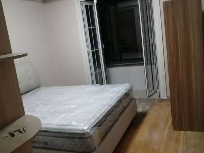 乳膠漆翻新裝修：1、使用吸塵器進行除塵工序，利用吸塵器的毛刷充分摩擦被清潔表面，去除灰塵。 2、對于局部污染或是有油漬的地方，需要使用聚氨酯稀釋劑來清洗。 3、局部有霉藻的部位，需要使用防霉溶液清洗，晾干或噴濕后鏟除。 4、對于已經剝落或是破損的地方，先將破損部位松動的部分打磨掉，清理干凈，再使用柔性膩子進行修補。待表面修補平整后，再涂裝底漆。5、先將破損、松動的部分清理干凈，使用柔性膩子進行修補，表面修補平整后涂裝805膠水。 6、在涂刷膠水的基層上滿刮膩子膏。 7、涂刷底漆，要均勻涂刷一遍，要求無露底、流墜現象。 8、 涂刷面漆， 均勻涂刷兩遍，待靠前遍干燥后涂刷第二遍，要求無露底、流墜。