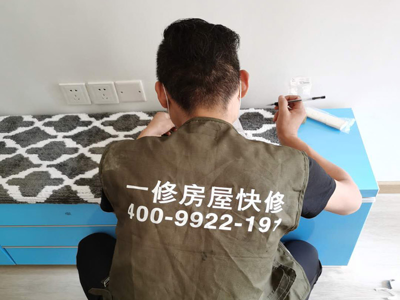 墻面換色家具保護:第一就是可以貼壁紙，只是反而可能會把墻弄得花里胡哨的；第二在漆上做一些簡單的線條或花紋，把粉色遮蓋住一些；第三就是只有鏟掉重新處理底子刷漆了，因為漆干后是一層膜。 在裝修開工前知道家具家電進場，都應當使用成品保護膜將入戶門進行包裹。 水電改造是基礎裝修，水電裝修的質量好壞，直接決定著后期的施工和使用。因此，在進行水電改造時，同樣需要做好成品保護工作。水電改造完成后，應當對各種管線進行規范的固定，以防脫落;對裸露的線頭要進行包裹，以防發生觸電的危險;做好地面裸線管的固定和保護，防止被踩