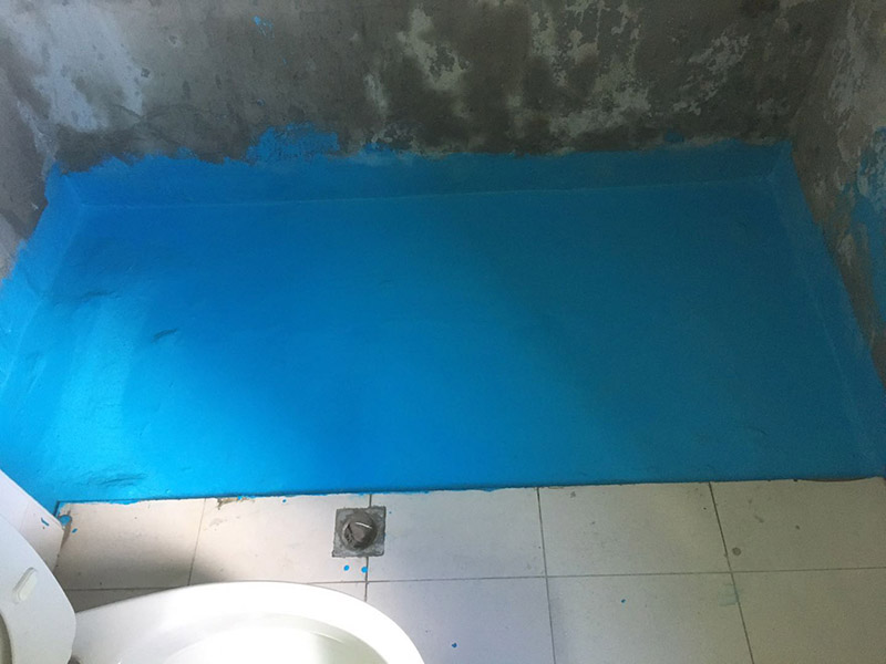 浴缸拆除防水案例：1.衛(wèi)生間地面先做找平。如果要更換衛(wèi)生間的地磚，在將原有地磚鑿去之后，一定要先用水泥砂漿將地面找平，然后再做防水處理。這樣可避免防水涂料因薄厚不均而造成滲漏。 2、接縫處要涂刷到位。衛(wèi)生間墻地面之間的接縫以及上下水管道與地面的接縫處，是最容易出現(xiàn)問題的地方。在施工中，一定要督促工人處理好這些邊角地方，將防水涂料涂抹“到位”。 3、墻面處理也很重要。在一般的衛(wèi)生間防水處理中，墻面上也要做大約30厘米高的防水涂料，以防積水滲透墻面。但如果是衛(wèi)生間的墻面是非承重的輕體墻，就要將整個(gè)墻面滿涂防水涂料。 4、防水實(shí)驗(yàn)一定要做。在衛(wèi)生間施工完畢后，將衛(wèi)生間的所有下水堵住，并在門口砌一道25厘米高的“坎”，然后在衛(wèi)生間中灌入20厘米高的水。在24小時(shí)后，再檢查四周墻面和地面有無滲漏現(xiàn)象。這種24小時(shí)的防水實(shí)驗(yàn)。