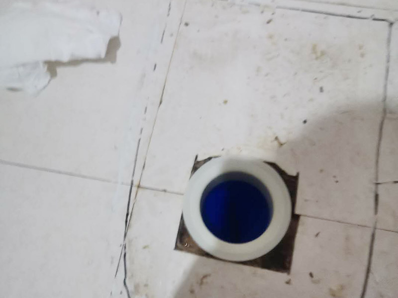馬桶止逆閥安裝： 1、檢查排污管道與地面水平度：在安裝馬桶前應先對排污管道進行全面檢查，看管道內是否有泥砂、廢紙等雜物堵塞，同時檢查馬桶安裝位的地面前后左右是否水平，如發現地面不平，在安裝時應將地面找平。 2、確定排污管中心：翻轉馬桶，在馬桶排污口上確定中心，并劃出十字中心線，中心線應延伸到馬桶底部四周腳邊。 3、固定馬桶：將馬桶上的與地面排污口的十字線對準，保持水平安裝馬桶，并用力壓緊密封圈，安裝上地腳螺絲及裝飾帽。 4、做好底部密封：在馬桶排污口上安裝好專用密封圈，或在四周打上一圈玻璃膠(油灰)或水泥砂漿，水泥與砂的比例為1：3。 5、安裝水箱配件：放水3-5分鐘沖洗管道，以保證自來水管的清潔;再安裝角閥和連接軟管，然后將軟管與安裝的水箱配件進水閥連接并按通水源。 6、調試檢驗：檢查進水閥進水及密封是否正常，檢查排水閥安裝位置是否靈活，有無卡阻及滲漏，有無漏裝進水閥過濾裝置等