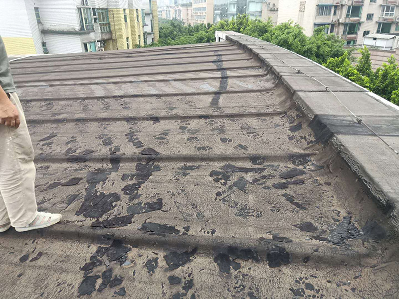 廠房屋頂防水處理：首先，用水泥砂漿找平，同時做好防水層和保護層，然后，檢查基層處理并進行清理，要求不能有任何雜質，且屋面必須保持干燥，否則會直接影響防水效果，最后，根據當天的施工量配置相應的瀝青，并參照從高到低、從遠到近的順序，開始鋪貼屋面防水卷材。