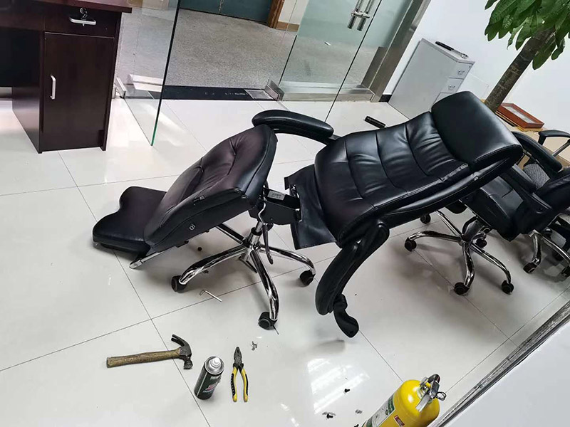 公司椅子組裝：輪子裝完后把五星腳翻轉過來，將氣桿放進中間孔位，放入前請拔掉氣桿帽.將坐墊放干凈的地面安裝底盤，安裝時注意底盤方向，將螺絲擰緊；底盤安裝好后將坐墊放在氣桿上面，插入底盤孔位；坐墊放氣桿上后，開始安裝扶手（注意扶手前后左右）；注意不要把扶手的螺絲全部裝緊以便后面裝靠背方便點；將靠背放坐墊上注意方向，先將靠背與扶手的孔位對準，再將靠背底部兩邊螺絲裝上去同樣不要擰緊，裝好底部螺絲后將靠背扶起安裝靠背頂部螺絲裝好后將所有螺絲擰緊；