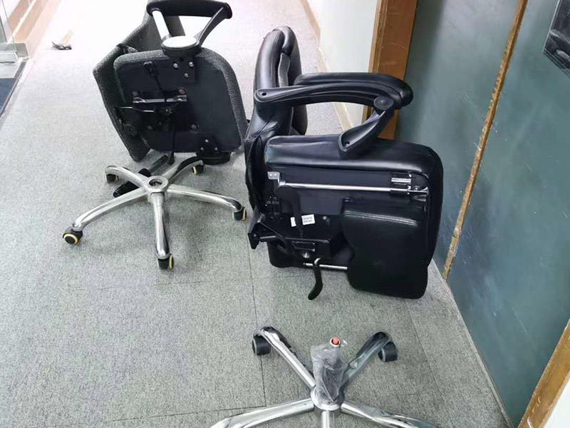 公司椅子組裝：輪子裝完后把五星腳翻轉過來，將氣桿放進中間孔位，放入前請拔掉氣桿帽.將坐墊放干凈的地面安裝底盤，安裝時注意底盤方向，將螺絲擰緊；底盤安裝好后將坐墊放在氣桿上面，插入底盤孔位；坐墊放氣桿上后，開始安裝扶手（注意扶手前后左右）；注意不要把扶手的螺絲全部裝緊以便后面裝靠背方便點；將靠背放坐墊上注意方向，先將靠背與扶手的孔位對準，再將靠背底部兩邊螺絲裝上去同樣不要擰緊，裝好底部螺絲后將靠背扶起安裝靠背頂部螺絲裝好后將所有螺絲擰緊；