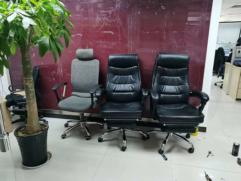 公司椅子組裝：輪子裝完后把五星腳翻轉過來，將氣桿放進中間孔位，放入前請拔掉氣桿帽.將坐墊放干凈的地面安裝底盤，安裝時注意底盤方向，將螺絲擰緊；底盤安裝好后將坐墊放在氣桿上面，插入底盤孔位；坐墊放氣桿上后，開始安裝扶手（注意扶手前后左右）；注意不要把扶手的螺絲全部裝緊以便后面裝靠背方便點；將靠背放坐墊上注意方向，先將靠背與扶手的孔位對準，再將靠背底部兩邊螺絲裝上去同樣不要擰緊，裝好底部螺絲后將靠背扶起安裝靠背頂部螺絲裝好后將所有螺絲擰緊；