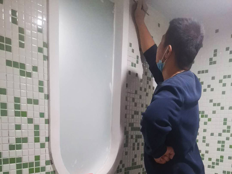 浴室馬賽克清縫：1、用抹灰刀把墻面處理平整，用干抹布處理掉墻面灰塵; 2、將馬賽克粘合劑輔料用鋸齒刮刀均勻鋪于墻面2mm厚，用齒刀把表面刮成均勻條紋機理; 3、按順序?qū)ⅠR賽克貼于墻上，注意每片之間的距離，和顆粒之間的距離保持一致，每抹好一平米左右輔料基底并刮好紋理即可開始鋪貼; 4、鋪貼完用海綿刀輕拍，處理掉馬賽克表面周邊的膠泥輔料，便于填縫; 5、填縫1平米左右，10-15分鐘后，就可以用濕毛巾或海綿擦拭表面殘留的填縫劑，小心不要把縫隙里的填縫劑抹掉;