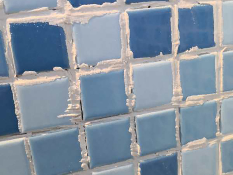 浴室馬賽克清縫：1、用抹灰刀把墻面處理平整，用干抹布處理掉墻面灰塵; 2、將馬賽克粘合劑輔料用鋸齒刮刀均勻鋪于墻面2mm厚，用齒刀把表面刮成均勻條紋機理; 3、按順序?qū)ⅠR賽克貼于墻上，注意每片之間的距離，和顆粒之間的距離保持一致，每抹好一平米左右輔料基底并刮好紋理即可開始鋪貼; 4、鋪貼完用海綿刀輕拍，處理掉馬賽克表面周邊的膠泥輔料，便于填縫; 5、填縫1平米左右，10-15分鐘后，就可以用濕毛巾或海綿擦拭表面殘留的填縫劑，小心不要把縫隙里的填縫劑抹掉;