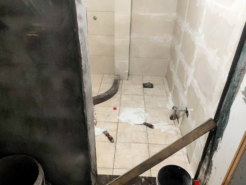 衛生間瓷磚鋪貼：應全部清理墻面上的各類污物，打掃干凈現場，特別是腳落里。用泥刀先批墻，后用水泥漿找平。這個工序很重要，確保底子平，防止貼后空鼓。墻面要刷防水涂料，防止貼后浸水，根據設計鋪貼圖樣的要求，確定排磚方案，用墨斗彈線，以減少施工損耗。