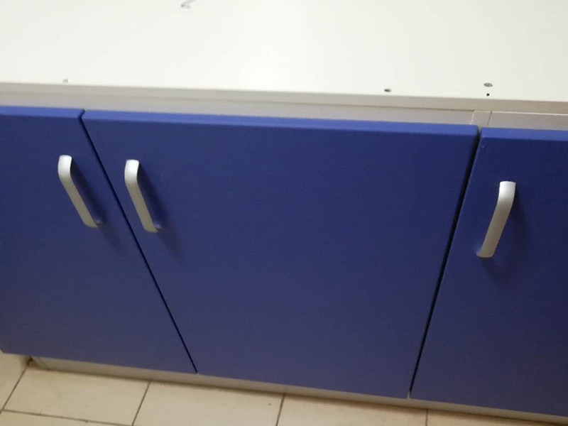 浴室柜裝修安裝:掛墻式浴室柜主柜安裝方法，按柜子掛鐵片的孔位、孔距，量出孔在墻面上的位置。用沖擊鉆在墻面上打孔，再用已有的爆炸螺絲把柜子安裝在墻上。還有用水平尺測量柜子是否安裝水平，再把臺面盆放在柜子上面。浴室柜一般距離地面的高度是80cm-85cm，根據(jù)使用人的身高和習慣可以略做調(diào)節(jié)。