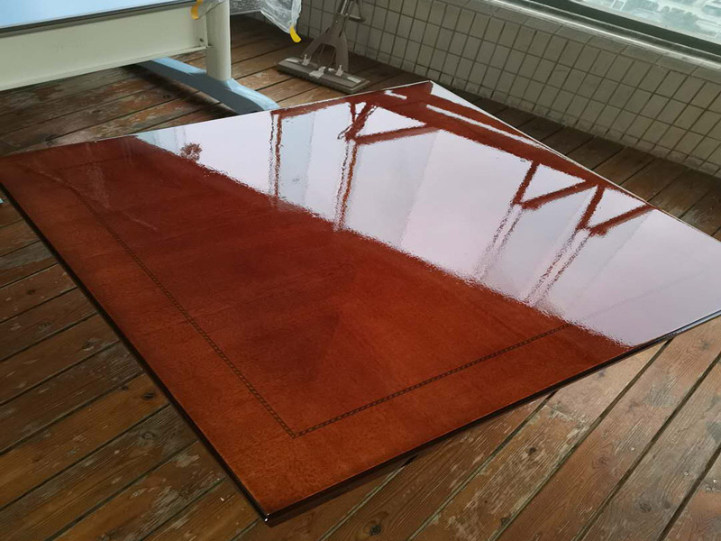 家具打蠟維修：首先要去除家具表面的灰塵，在打掃灰塵時，一定要用兩塊潔凈的棉布，一是潤濕的，二是干的。先用潤濕的棉布將其表面干凈，再用干的棉布將那些水漬擦干。灰塵一定要弄干凈，不然在上蠟時，有灰塵會加大棉布與木質家具之間的摩擦，將其表面損壞。 家具若是以前上過蠟的，先將原蠟去除。在去除時一定要小心，應該用用溫性的清潔劑或者淡淡的非堿性肥皂水，將表面擦拭干凈，尤其要注意家具的一些縫隙要講它們的灰塵處理干凈，還有一些表面有一點損壞的，一定要小心再小心的處理，不然再次上蠟后會影響他的光澤度。