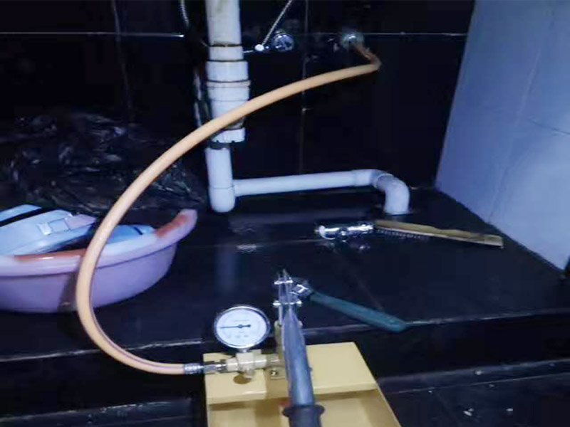 墻內水管漏水檢測：首先，可以通過尋管儀確定管道的確切位置，其次，保持一直不要用水，先看一下水表，記下數字，過會再去看水表，觀察是否漏水把水閘關掉，把水放干。找一根水管向地漏沖水，看樓下會不會漏水堵住地漏，在衛生間放較多水，一會兒后，觀察樓下會不會漏水，如果進水管和排水管正常，但防水層漏水測試發現樓下漏水，那就是防水層漏水，找到漏水處后，先關閉閥門、截斷水源后，將水龍頭打開至適當位置，然后用專用膠布捆住漏水的部位。