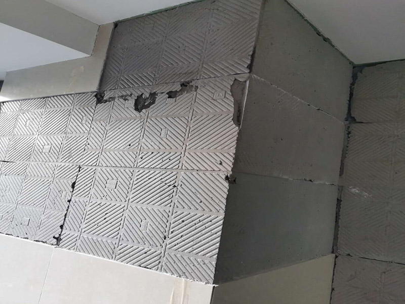 瓷磚空鼓維修鋪貼：首先，先使用空鼓錘敲擊墻面確認空鼓范圍。如果敲擊的聲音比較沉悶的話，說明鋪貼比較實也比較牢固。反之，發(fā)出“咚咚”清脆的聲響的話，說明瓷磚存在空鼓。然后在開孔處注射瓷磚空鼓修復膠。如有溢出的膠水盡量在干固之前用濕抹布擦掉，如填縫處有膠水滲出是因為原有的填縫劑密度不夠，可重新涂抹一層密度較大的填縫劑。最后使用填縫劑填補孔位，擦掉多余的填縫劑。