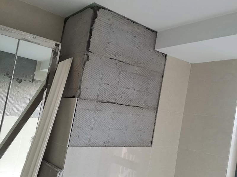 瓷磚空鼓維修鋪貼：首先，先使用空鼓錘敲擊墻面確認空鼓范圍。如果敲擊的聲音比較沉悶的話，說明鋪貼比較實也比較牢固。反之，發(fā)出“咚咚”清脆的聲響的話，說明瓷磚存在空鼓。然后在開孔處注射瓷磚空鼓修復膠。如有溢出的膠水盡量在干固之前用濕抹布擦掉，如填縫處有膠水滲出是因為原有的填縫劑密度不夠，可重新涂抹一層密度較大的填縫劑。最后使用填縫劑填補孔位，擦掉多余的填縫劑。