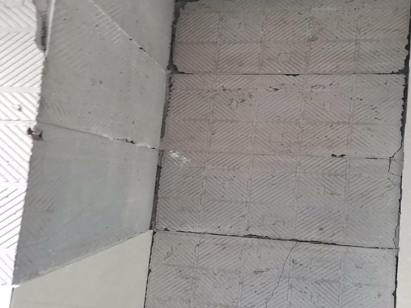 瓷磚空鼓維修鋪貼：首先，先使用空鼓錘敲擊墻面確認空鼓范圍。如果敲擊的聲音比較沉悶的話，說明鋪貼比較實也比較牢固。反之，發(fā)出“咚咚”清脆的聲響的話，說明瓷磚存在空鼓。然后在開孔處注射瓷磚空鼓修復膠。如有溢出的膠水盡量在干固之前用濕抹布擦掉，如填縫處有膠水滲出是因為原有的填縫劑密度不夠，可重新涂抹一層密度較大的填縫劑。最后使用填縫劑填補孔位，擦掉多余的填縫劑。