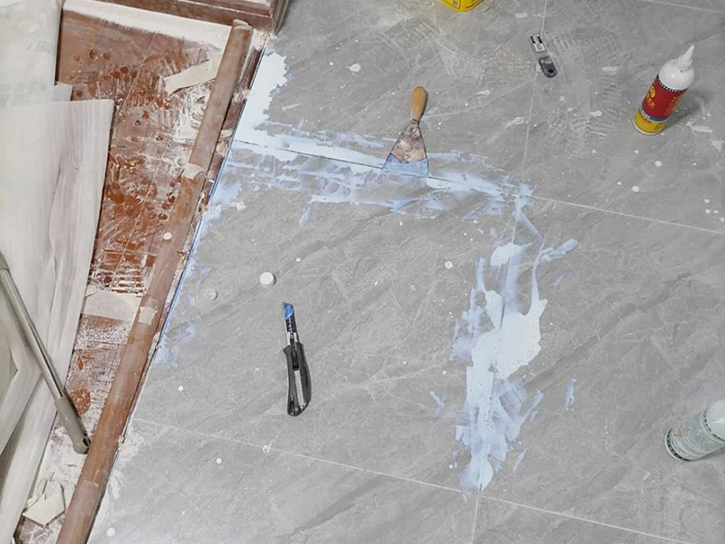 局部瓷磚空鼓維修：先把拱起的瓷磚與其他瓷磚之間的接縫用切割機鋸開(切割時會有很大的粉塵，所以需要不停地往切割機里加水)，要很小心地把瓷磚掀起，動作一定要輕，否則容易造成瓷磚破裂。 把粘在瓷磚邊上的水泥砂漿全部刮掉。處理磚下的水泥層，刨掉1-2厘米，清理干凈。 均勻涂上一層混合水泥砂漿。水泥黃沙比例為：墻磚1：3，地磚：1：2——3，水泥的水泥標號為32.5號水泥。此外，如果使用的是白水泥，一定要采用108膠，這樣可以使水泥與地磚之間緊密黏合。 把清理好的瓷磚重新鋪好，壓平，等水泥徹底干透后再使用填縫機加固，從而避免地磚上翹、開裂的現象。