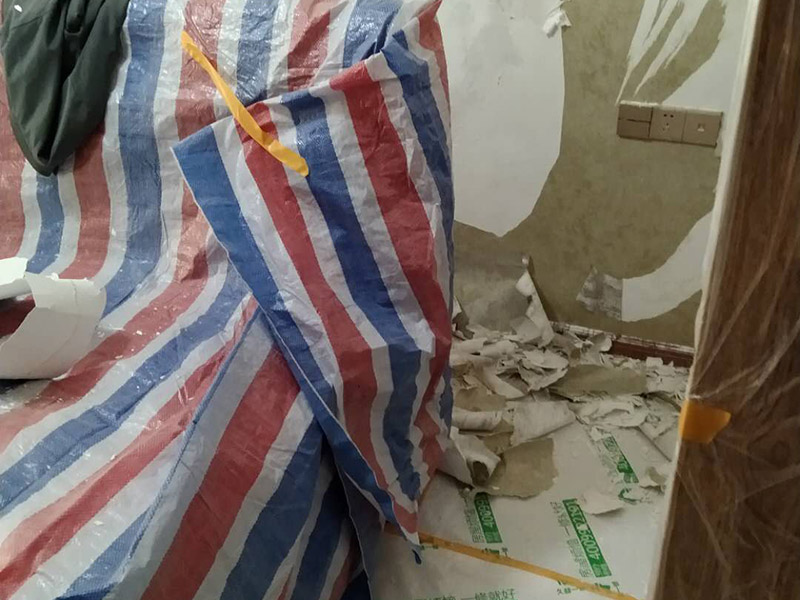 撕墻紙成品保護:在墻面頂部選一塊不顯眼的角落，用美工刀的刀尖將墻紙掀起。注：揭除可剝離墻紙時，掀起墻紙一角，將其從墻上撕下，手要盡量靠近墻面，這樣可將撕破墻紙的可能性降到最低。 墻紙、墻布裝飾面已經裱糊完成的房間應該及時清理干凈，在后續施工過程中，不要再作為物料 房或休息室使用，避免墻紙、墻布遭受污染或損壞，房間最好及時上鎖，并定期做好通風換氣、排氣的工作。 墻面裱糊時，各道工序必須嚴格按照規程施工，操作時要做到干凈利落，邊縫要切割整齊到位，膠痕跡要擦干凈。