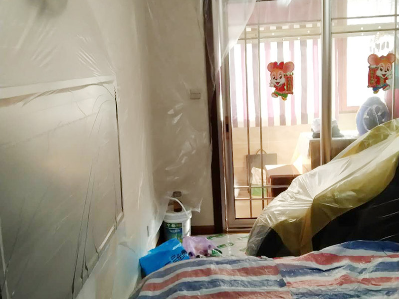 撕墻紙成品保護:在墻面頂部選一塊不顯眼的角落，用美工刀的刀尖將墻紙掀起。注：揭除可剝離墻紙時，掀起墻紙一角，將其從墻上撕下，手要盡量靠近墻面，這樣可將撕破墻紙的可能性降到最低。 墻紙、墻布裝飾面已經裱糊完成的房間應該及時清理干凈，在后續施工過程中，不要再作為物料 房或休息室使用，避免墻紙、墻布遭受污染或損壞，房間最好及時上鎖，并定期做好通風換氣、排氣的工作。 墻面裱糊時，各道工序必須嚴格按照規程施工，操作時要做到干凈利落，邊縫要切割整齊到位，膠痕跡要擦干凈。