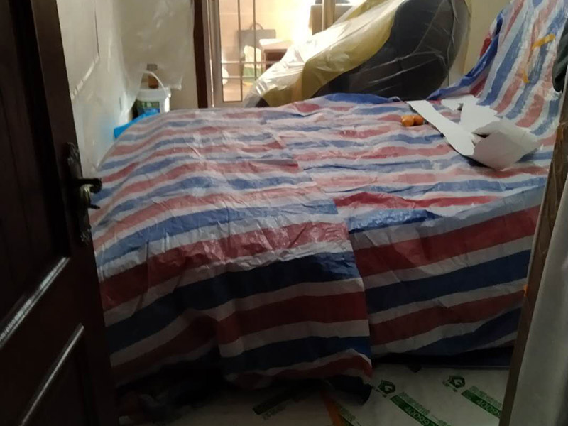 撕墻紙成品保護:在墻面頂部選一塊不顯眼的角落，用美工刀的刀尖將墻紙掀起。注：揭除可剝離墻紙時，掀起墻紙一角，將其從墻上撕下，手要盡量靠近墻面，這樣可將撕破墻紙的可能性降到最低。 墻紙、墻布裝飾面已經裱糊完成的房間應該及時清理干凈，在后續施工過程中，不要再作為物料 房或休息室使用，避免墻紙、墻布遭受污染或損壞，房間最好及時上鎖，并定期做好通風換氣、排氣的工作。 墻面裱糊時，各道工序必須嚴格按照規程施工，操作時要做到干凈利落，邊縫要切割整齊到位，膠痕跡要擦干凈。